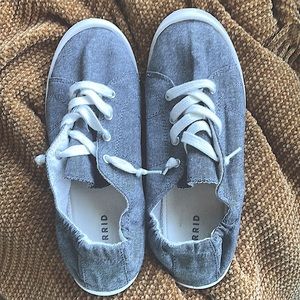 Women’s size11 torrid tennis shoe